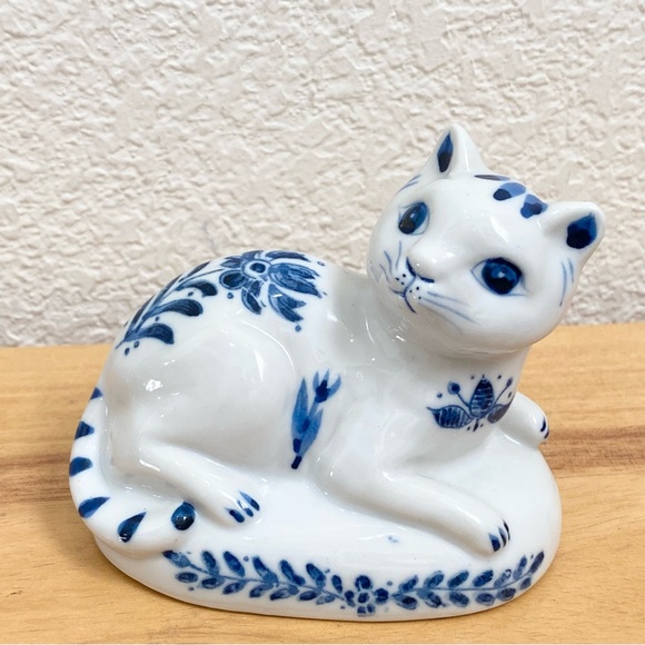 Vintage San Francisco Music Box Co. Blue & White Porcelain Musical Figurine - Picture 2 of 13